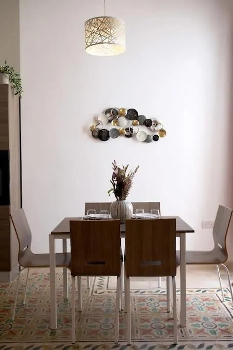 Traditional 2 Bedroom House With Yard Ssch1-1 St. Julian's Semesterbostad